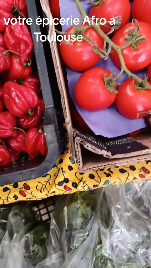 Arrivage de fruits et légumes frais à l'épicerie africaine La Linguere à Toulouse