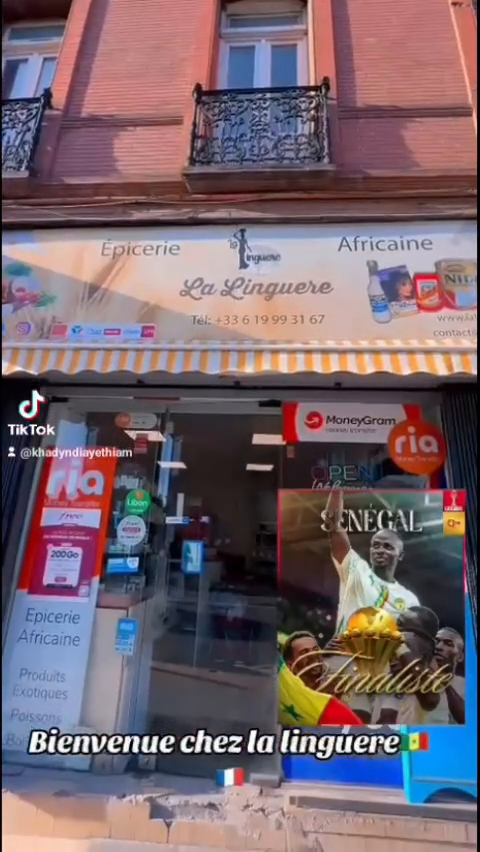 Devanture de l'épicerie africaine La Linguere à Toulouse, avec son auvent orange et l'enseigne « Épicerie Africaine La Linguere ».
